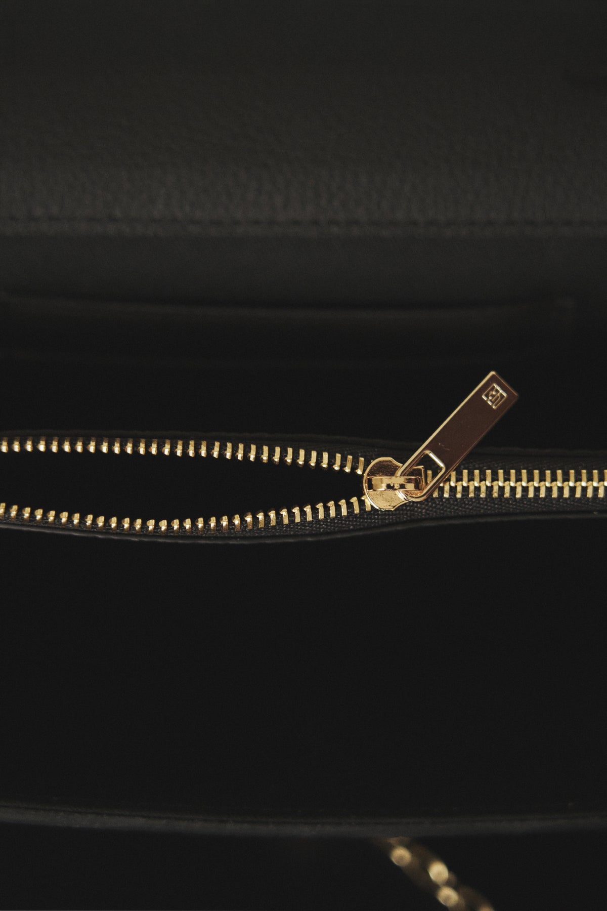 UMER_MRRV) TR Mariel WOC Chain Bag Black
